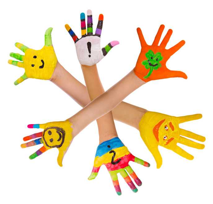 bunt bemalte Innenseiten von 6 Kinderhänden, die kreusweise angeordnet sind. 